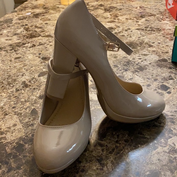 Brand new Beige Patent heels - Picture 3 of 10